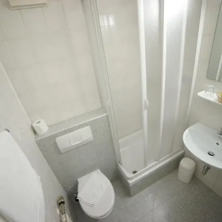 弯格纳兰多斯公寓酒店 3*